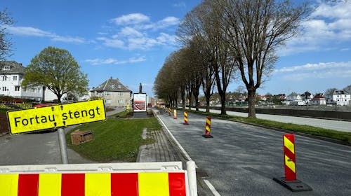 Kjørebaner og fortau blir stengt i Karmsundgata som følge av legging av ny kraftkabel. 