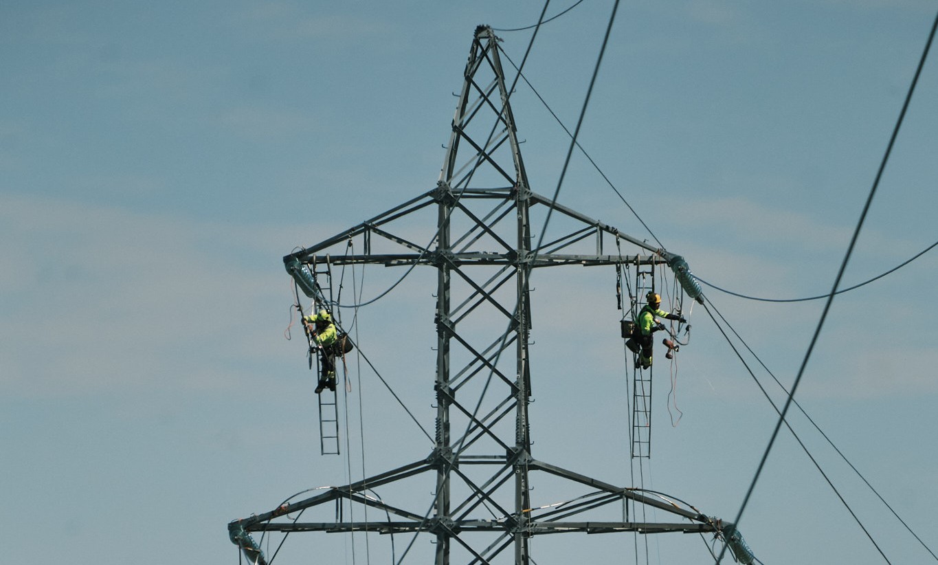 Folk som jobber i mastene på strekningen mellom Våg og Bratthammar. Fotokredit: Kraftmontasje  
